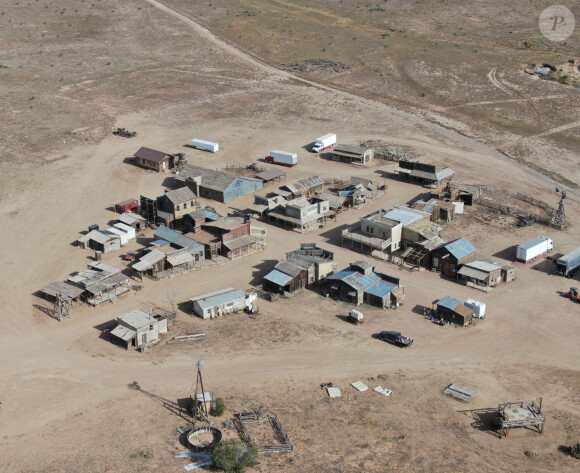 Alors qu'il tournait dans son nouveau western intitulé "Rust", Alec Baldwin avait pointé une arme censée ne contenir que des balles à blanc dans la mauvaise direction.
Exclusif - Vue aérienne du lieu de tournage du film "Rust" où Halyna Hutchins a été abattue accidentellement par l'acteur Alec Baldwin à Santa Fe au Nouveau-Mexique. Le 23 octobre 2021.