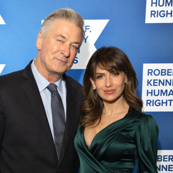 Un accident ? Les procureurs en charge de l'affaire n'y croient plus.
Alec Baldwin et sa femme Hilaria - Personnalités au photocall du gala "Robert F. Kennedy Human Rights' 2023 Ripple Of Hope" à New York. Le 6 décembre 2023 © Laura Brett / Zuma Press / Bestimage
