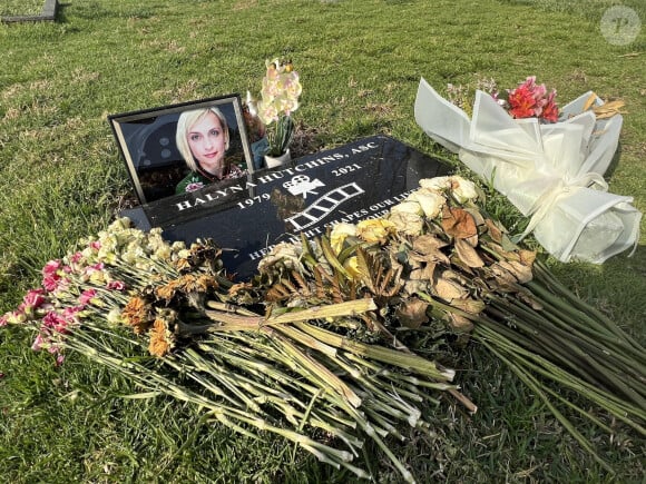 Un projectile avait tué la directrice de la photographie Halyna Hutchins et avait blessé le réalisateur Joel Souza.
Exclusif - La tombe fleurie d'Halyna Hutchins au moment où le tournage de "Rust" s'apprête à reprendre dans le Montana. Los Angeles. Le 19 avril 2023. 