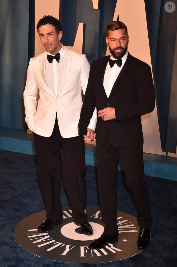 Jwan Yosef et Ricky Martin au photocall de la soirée "Vanity Fair" lors de la 94e édition de la cérémonie des Oscars à Los Angeles.