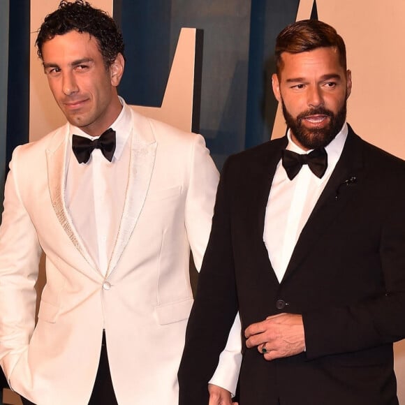 Jwan Yosef et Ricky Martin au photocall de la soirée "Vanity Fair" lors de la 94e édition de la cérémonie des Oscars à Los Angeles.