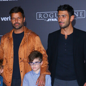 Ricky Martin avec son fiancé Jwan Yosef et ses enfants Matteo et Valentino Martin à la première de "Rogue One: A Star Wars Story" au théâtre The Pantages à Hollywood, le 10 décembre 2016