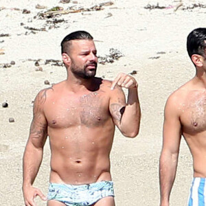 Exclusif - Ricky Martin et son compagnon Jwan Yosef se relaxent sur une plage au Mexique. Les deux amoureux, récemment fiancés, portent fièrement leurs alliances en diamants. Le 5 décembre 2016
