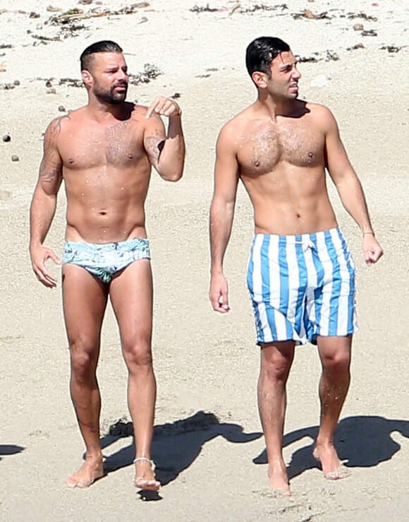 Exclusif - Ricky Martin et son compagnon Jwan Yosef se relaxent sur une plage au Mexique. Les deux amoureux, récemment fiancés, portent fièrement leurs alliances en diamants. Le 5 décembre 2016