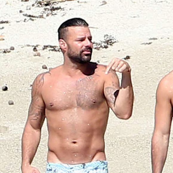 Exclusif - Ricky Martin et son compagnon Jwan Yosef se relaxent sur une plage au Mexique. Les deux amoureux, récemment fiancés, portent fièrement leurs alliances en diamants. Le 5 décembre 2016