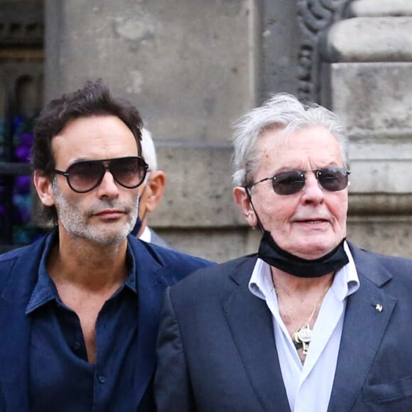 Pour comprendre d'où venaient les 110 000 euros retrouvés chez Hiromi Rollin. 
Alain Delon et Hiromi Rollin - Obsèques de Jean-Paul Belmondo à Saint-Germain-Des-Prés, Paris, France, 10 septembre 2021. @ Jerome Domine/ABACAPRESS.COM