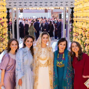 Mais aussi pour toute sa famille.
Iman de Jordanie, Rania de Jordanie, Rajwa de Jordanie, Salma de Jordanie - Dîner de pré-mariage du prince Hussein de Jordanie et de Rajwa al Saif, au palais royal à Amman (Jordanie), le 22 mai 2023. Le mariage du fils aîné du roi Abdallah II et de la reine Rania de Jordanie avec Rajwa al Saif, sera célébré le 1er juin 2023. 