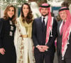 Rania de Jordanie est en joie : son fils Hussein et sa belle-fille Rajwa vont être parents ! 
La reine Rania, Rajwa Khaled bin Musaed bin Saif bin Abdulaziz Al Saif et le prince Hussein, le roi Abdallah II - La famille royale de Jordanie lors de l'annonce officielle des fiançailles du prince Hussein de Jordanie à Riyad. Le 17août 2022 