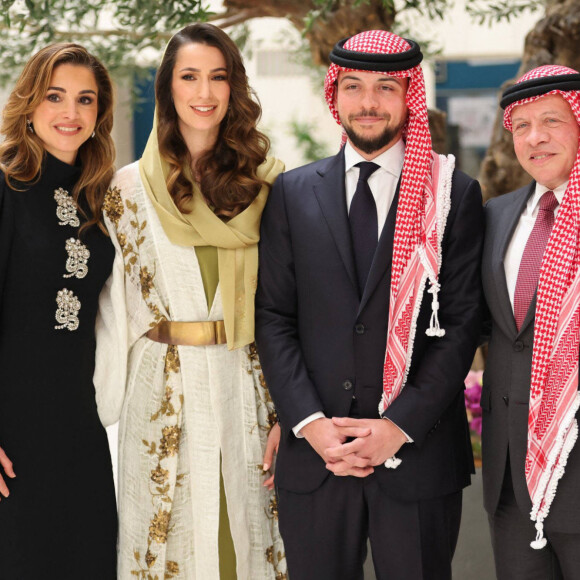 Rania de Jordanie est en joie : son fils Hussein et sa belle-fille Rajwa vont être parents ! 
La reine Rania, Rajwa Khaled bin Musaed bin Saif bin Abdulaziz Al Saif et le prince Hussein, le roi Abdallah II - La famille royale de Jordanie lors de l'annonce officielle des fiançailles du prince Hussein de Jordanie à Riyad. Le 17août 2022 