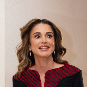 Pour la reine Rania, c'est également une magnifique nouvelle.
La reine Rania de Jordanie honorée de l'Ordre du Grand Cordon orné des bijoux d'Al Nahda (Ordre de la Renaissance) par son mari le roi Abdallah II de Jordanie à l'occasion de la Journée des Droits des femmes à Amman. Le 6 mars 2024 
