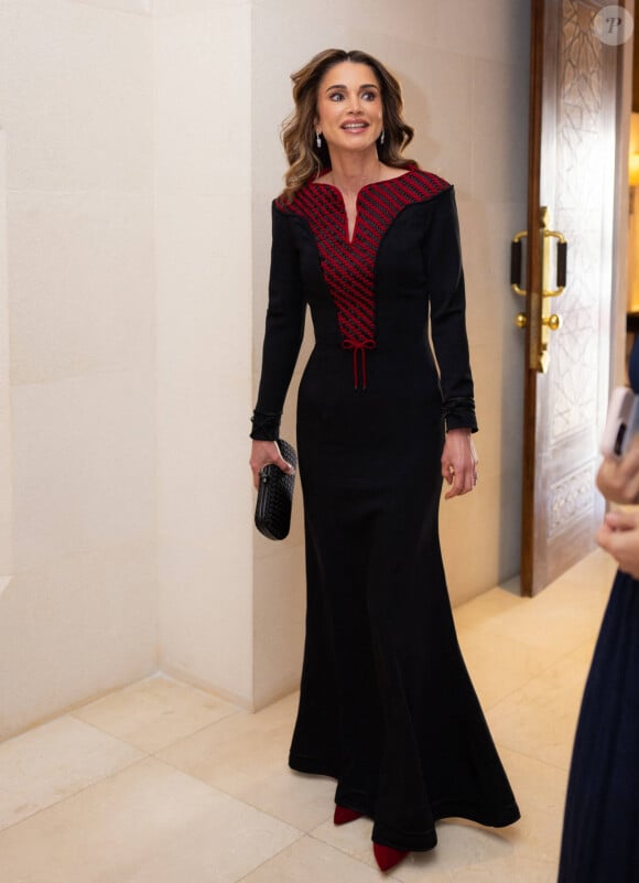 Pour la reine Rania, c'est également une magnifique nouvelle.
La reine Rania de Jordanie honorée de l'Ordre du Grand Cordon orné des bijoux d'Al Nahda (Ordre de la Renaissance) par son mari le roi Abdallah II de Jordanie à l'occasion de la Journée des Droits des femmes à Amman. Le 6 mars 2024 