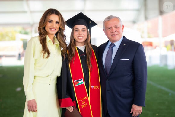 La princesse Lalla Salma de Jordanie reçoit son diplome de l'Université de Caroline du Sud (USC), sous le regard ému de ses parents le roi Abdallah II de Jordanie et la reine Rania de Jordanie. Los Angeles, le 12 mai 2023. 