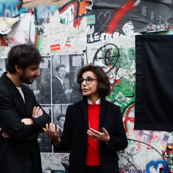 Ben Attal, Rachida Dati (ministre de la culture), Charlotte Gainsbourg lors de la cérémonie de dévoilement de la plaque "Maison des Illustres" de la Maison Gainsbourg à Paris, France, le 2 avril 2024. © Christophe Clovis/Bestimage 