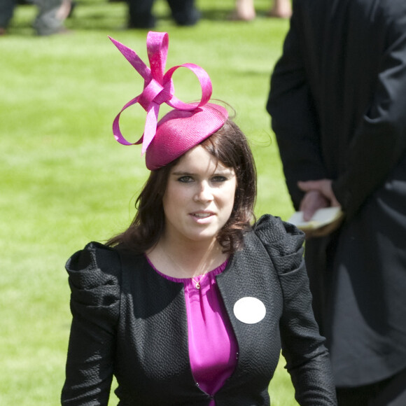 Et ses chapeaux, hauts en couleurs...
La princesse Eugénie lors de la journée des dames du Royal Ascot qui se tient à l'hippodrome d'Ascot, dans le Berkshire, au Royaume-Uni, le 17 juin 2010. Photo par PA Photos/ABACAPRESS.COM