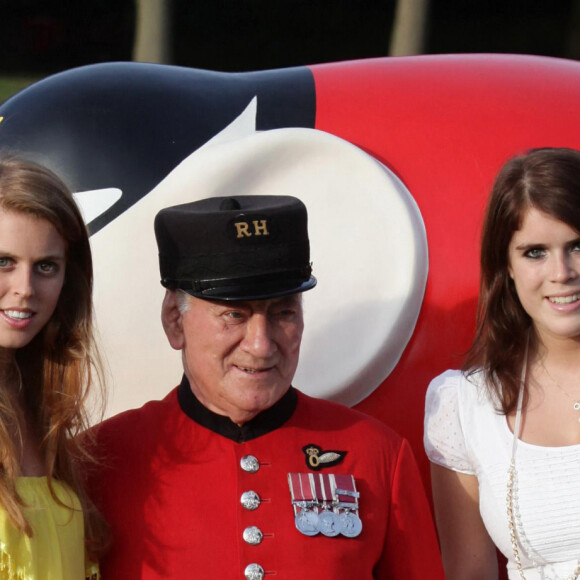 La princesse Beatrice (à gauche) et la princesse Eugénie arrivent à la Mela officielle de la parade des éléphants et à la vente aux enchères, au Royal Hospital Gardens à Londres, Royaume-Uni, le 30 juin 2010. Photo par John Phillips/ PA/ABACAPRESS.COM