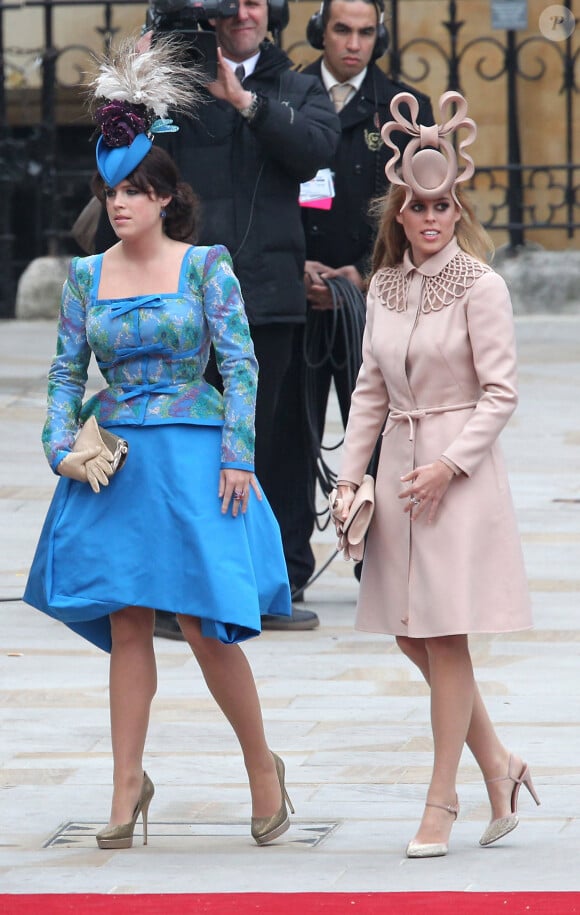 Les princesses Eugénie (tenue bleue) et Béatrice (tenue beige) arrivent au mariage royal du prince William et de Kate Middleton à l'abbaye de Westminster le 29 avril 2011.