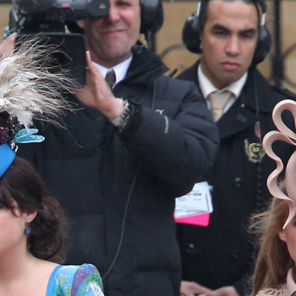 Les princesses Eugénie (tenue bleue) et Béatrice (tenue beige) arrivent au mariage royal du prince William et de Kate Middleton à l'abbaye de Westminster le 29 avril 2011.