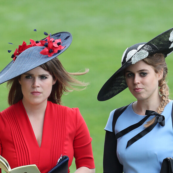 La princesse Eugénie d'York (à gauche) et la princesse Béatrice d'York lors de la troisième journée du Royal Ascot à l'hippodrome d'Ascot à Londres, au Royaume-Uni, le jeudi 22 juin 2017. Photo par Brian Lawless/PA Wire/ABACAPRESS.COM