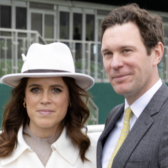 Elle parvient même à imposer son propre style.
La princesse Eugénie et son mari Jack Brookbanks arrivent au Style Day lors de la deuxième journée du Cheltenham Festival à l'hippodrome de Cheltenham, Gloucestershire, Angleterre, Royaume-Uni, le 13 mars 2024. Photo par News Licensing/ABACAPRESS.COM