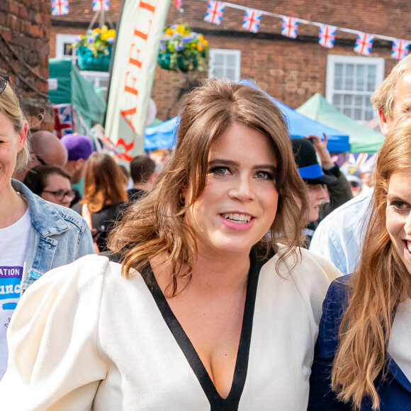 La princesse Beatrice (à droite) et la princesse Eugénie assistent au grand déjeuner du couronnement à Chalfont St Giles, dans le Buckinghamshire. Des milliers de personnes à travers le pays célèbrent le Big Lunch du couronnement ce dimanche pour marquer le couronnement du roi Charles III et de la reine Camilla. Date de la photo : dimanche 7 mai 2023. Photo par Ben Birchall/PA Wire/ABACAPRESS.COM