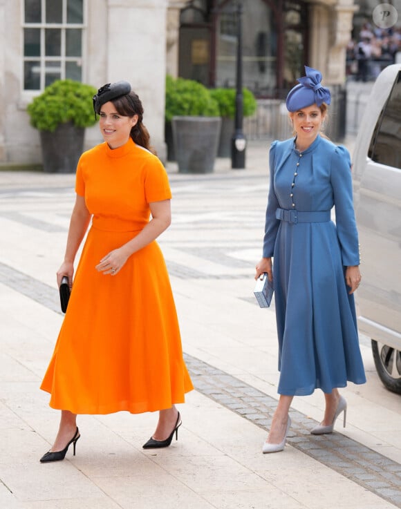 Photo datée du 03/06/22 de la princesse Eugénie (à gauche) et de la princesse Béatrice arrivant à une réception au Guildhall, à Londres, lors du deuxième jour des célébrations du jubilé de platine de la reine Élisabeth II. Dominic Lipinski/PA Wire