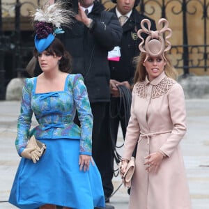 Les princesses Eugénie (tenue bleue) et Béatrice (tenue beige) arrivent au mariage royal du prince William et de Kate Middleton à l'abbaye de Westminster le 29 avril 2011 à Londres.