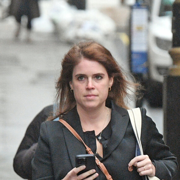 La princesse Eugenie a été vue pour la première fois depuis la diffusion par Netflix du film "Scoop" sur son père, le prince Andrew, à Londres, Angleterre, Royaume-Uni, le 10 avril 2024. La princesse a été vue en train de mener sa vie de manière normale, sans traitement spécial pour ONE. La Princesse Eugenie a été vue souriante alors qu'elle descendait et sautait dans un taxi noir dans le quartier de Mayfair à Londres, alors qu'elle se débattait avec plusieurs sacs, dont deux sacs à main. Photo par Splash News/ABACAPRESS.COM