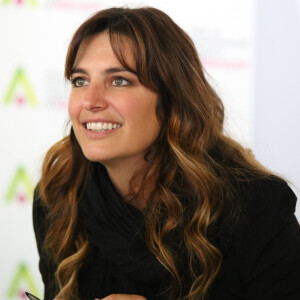 Surprise ! Il a été annoncé que Laetitia Milot reprendrait prochainement les rênes de l'émission "Le Meilleur Pâtissier" sur M6.
Laetitia Milot dédicace son livre "Ma clé du bonheur" à la foire d'Anova à Alençon.