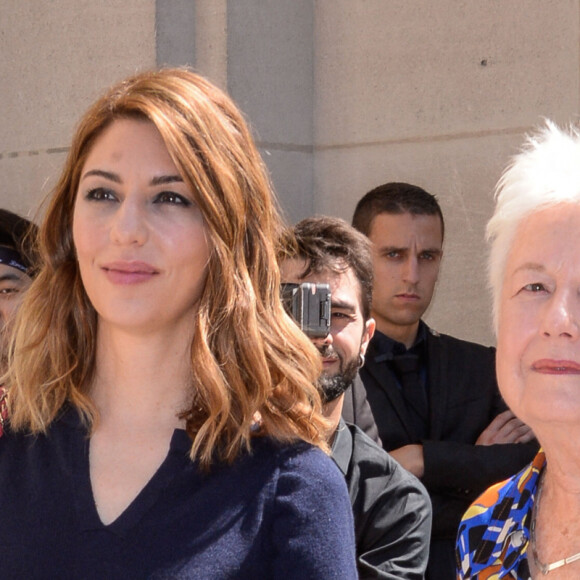 Elle laisse derrière elle deux enfants, dont la réalisatrice Sofia Coppola
Sofia Coppola et sa mère Eleanor Coppola arrivant au défilé Chanel lors de la Fashion Week Paris Haute Couture Collection Automne/Hiver 2017-2018 à Paris, France, le 3 juillet 2017. Photo par Julien Reynaud/APS-Medias/ABACAPRESS.COM