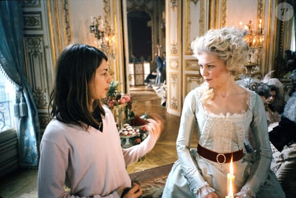 Marie-Antoinette, sorti en 2006, sur la vie de la célèbre reine
La réalisatrice Sofia Coppola et Kirsten Dunst sur le plateau du film Marie Antoinette en 2006. Photo par Sony Pictures/courtesy Everett Collection/ABACAPRESS.COM