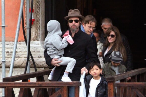Angelina Jolie et Brad Pitt avec leurs enfants à Venise, lors du tournage de The Tourist