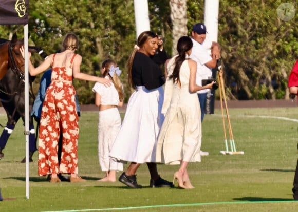 Et l'attitude particulièrement chaleureuse de la duchesse auprès de ses amies a choqué. 
Meghan Markle, Serena William, Delfina et Alba Figueiras - Royal Salute Polo Challenge