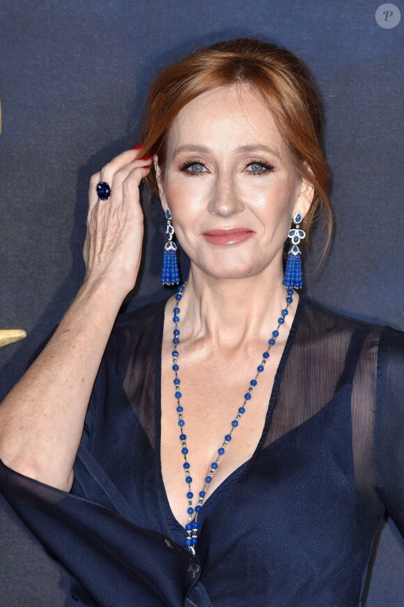 Cette personne, c'est J.K Rowling.
J.K. Rowling - Avant-Première du film "Les Animaux fantastiques : Les Crimes de Grindelwald" au cinéma Cineworld Leicester Square à Londres, Royaume Uni, le 13 novembre 2018.