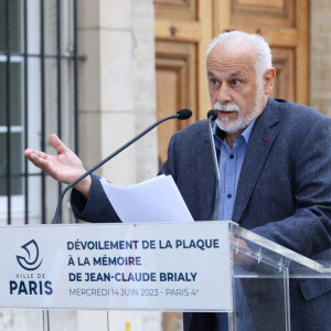 Francis Perrin - Dévoilement d'une plaque commémorative en l'honneur de Jean-Claude Brialy sur la façade de l'immeuble où il vécut 25 quai de Bourbon Paris 4ème, à Paris, France, le 14 juin 2023. © Coadic Guirec/Bestimage