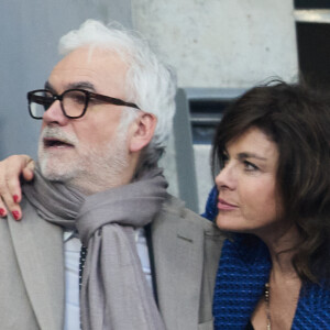 Pascal Praud et sa compagne Catherine dans les tribunes du match de football de la Coupe de France "Nantes vs Toulouse" au Stade de France à Paris. Le 29 avril 2023 © Cyril Moreau / Bestimage