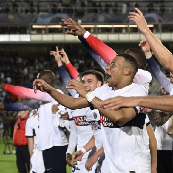 Celebration de la victoire du PSG lors du quart de final retour de la Ligue des Champions opposant le FC Barcelona au Paris Saint Germain le 16 avril 2024 au Estadi Olimpic Lluis Companys a Barcelone, Espagne.