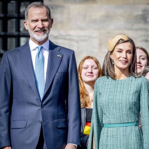 Elle avait, aux cotés de son époux Felipe, un accesoire de luxe dans ses cheveux.
Le roi Felipe VI et la reine Letizia d'Espagne - Cérémonie de bienvenue à Amsterdam lors de la visite d'État du couple royal espagnol aux Pays-Bas, le 17 avril 2024. 