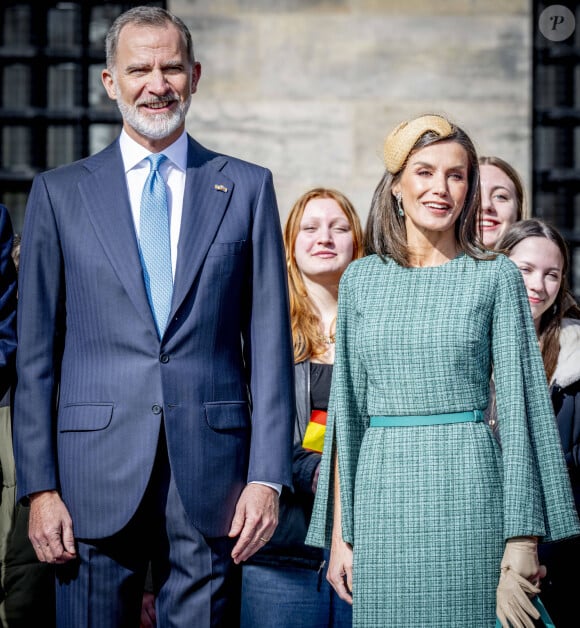 Elle avait, aux cotés de son époux Felipe, un accesoire de luxe dans ses cheveux.
Le roi Felipe VI et la reine Letizia d'Espagne - Cérémonie de bienvenue à Amsterdam lors de la visite d'État du couple royal espagnol aux Pays-Bas, le 17 avril 2024. 