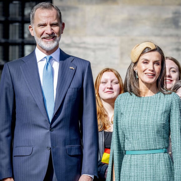 Elle avait, aux cotés de son époux Felipe, un accesoire de luxe dans ses cheveux.
Le roi Felipe VI et la reine Letizia d'Espagne - Cérémonie de bienvenue à Amsterdam lors de la visite d'État du couple royal espagnol aux Pays-Bas, le 17 avril 2024. 