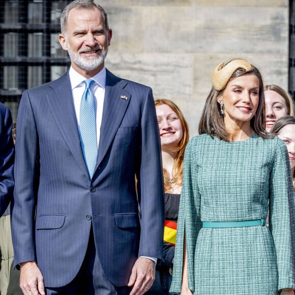 Ils ont été accueillis par leurs homologues néerlandais.
Le roi Felipe VI et la reine Letizia d'Espagne - Cérémonie de bienvenue à Amsterdam lors de la visite d'État du couple royal espagnol aux Pays-Bas, le 17 avril 2024. 
