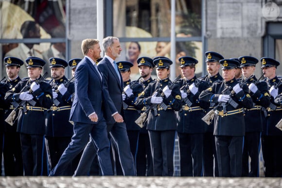 Une cérémonie de bienvenue était organisée place du Dam à Amsterdam.
Le roi Felipe VI d'Espagne, Le roi Willem-Alexander des Pays-Bas - Cérémonie de bienvenue à Amsterdam lors de la visite d'État du couple royal espagnol aux Pays-Bas, le 17 avril 2024. 