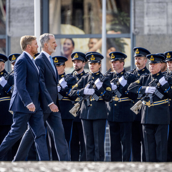 Une cérémonie de bienvenue était organisée place du Dam à Amsterdam.
Le roi Felipe VI d'Espagne, Le roi Willem-Alexander des Pays-Bas - Cérémonie de bienvenue à Amsterdam lors de la visite d'État du couple royal espagnol aux Pays-Bas, le 17 avril 2024. 