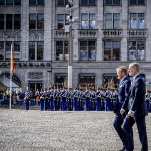 Le roi Felipe VI d'Espagne, Le roi Willem-Alexander des Pays-Bas - Cérémonie de bienvenue à Amsterdam lors de la visite d'État du couple royal espagnol aux Pays-Bas, le 17 avril 2024. 