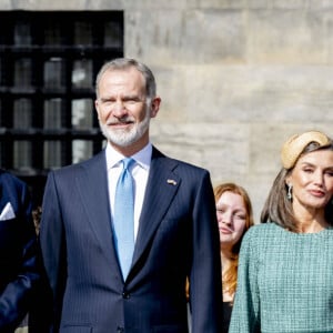 Le roi Willem-Alexander des Pays-Bas, Le roi Felipe VI d'Espagne, La reine Letizia d'Espagne, La reine Maxima des Pays-Bas - Cérémonie de bienvenue à Amsterdam lors de la visite d'État du couple royal espagnol aux Pays-Bas, le 17 avril 2024. 