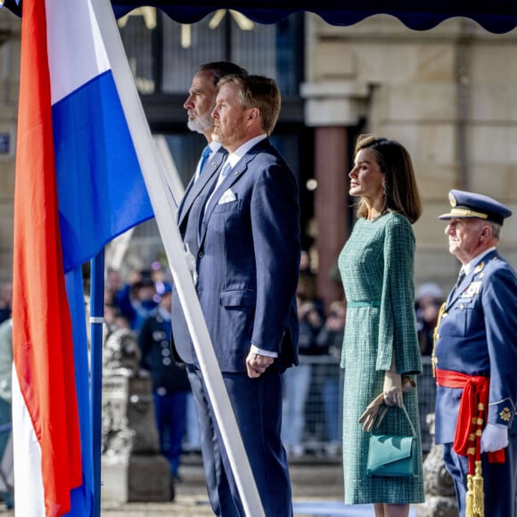 Le roi Felipe VI d'Espagne, Le roi Willem-Alexander des Pays-Bas, La reine Letizia d'Espagne, La reine Maxima des Pays-Bas - Cérémonie de bienvenue à Amsterdam lors de la visite d'État du couple royal espagnol aux Pays-Bas, le 17 avril 2024. 