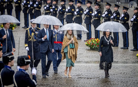 Le roi Felipe VI et la reine Letizia d'Espagne - Cérémonie de dépôt de couronnes au Monument National à Amsterdam lors de la visite d'État du couple royal espagnol aux Pays-Bas, le 17 avril 2024.