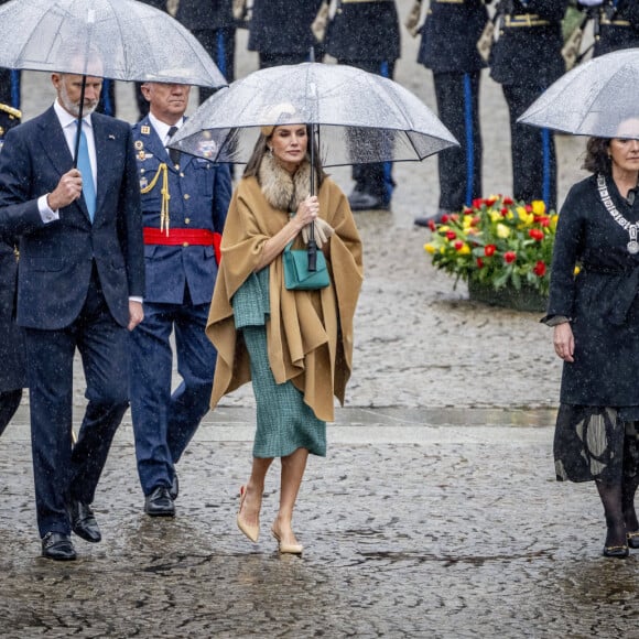 Le roi Felipe VI et la reine Letizia d'Espagne - Cérémonie de dépôt de couronnes au Monument National à Amsterdam lors de la visite d'État du couple royal espagnol aux Pays-Bas, le 17 avril 2024.