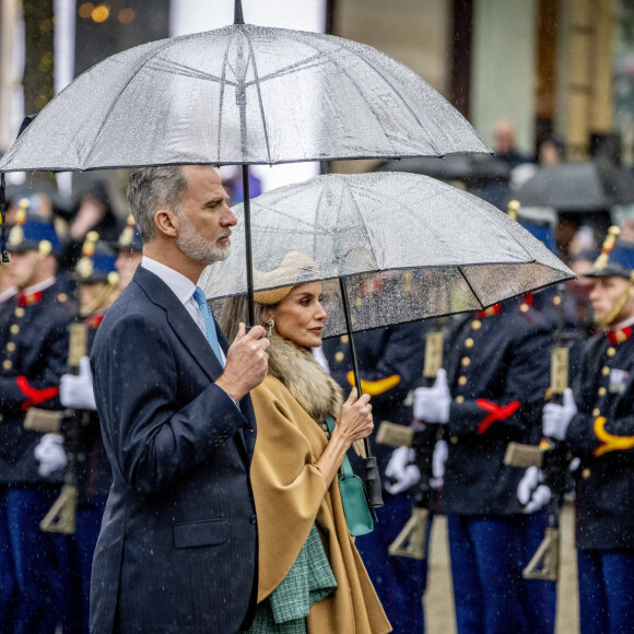 Le roi Felipe VI et la reine Letizia d'Espagne - Cérémonie de dépôt de couronnes au Monument National à Amsterdam lors de la visite d'État du couple royal espagnol aux Pays-Bas, le 17 avril 2024. 