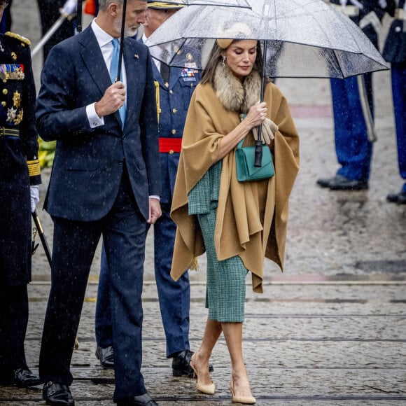 Le roi Felipe VI et la reine Letizia d'Espagne - Cérémonie de dépôt de couronnes au Monument National à Amsterdam lors de la visite d'État du couple royal espagnol aux Pays-Bas, le 17 avril 2024. 