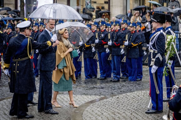 Le couple, qui a dû affronter la pluie, est en visite aux Pays-Bas jusqu'à demain.
Le roi Felipe VI et la reine Letizia d'Espagne - Cérémonie de dépôt de couronnes au Monument National à Amsterdam lors de la visite d'État du couple royal espagnol aux Pays-Bas, le 17 avril 2024. 